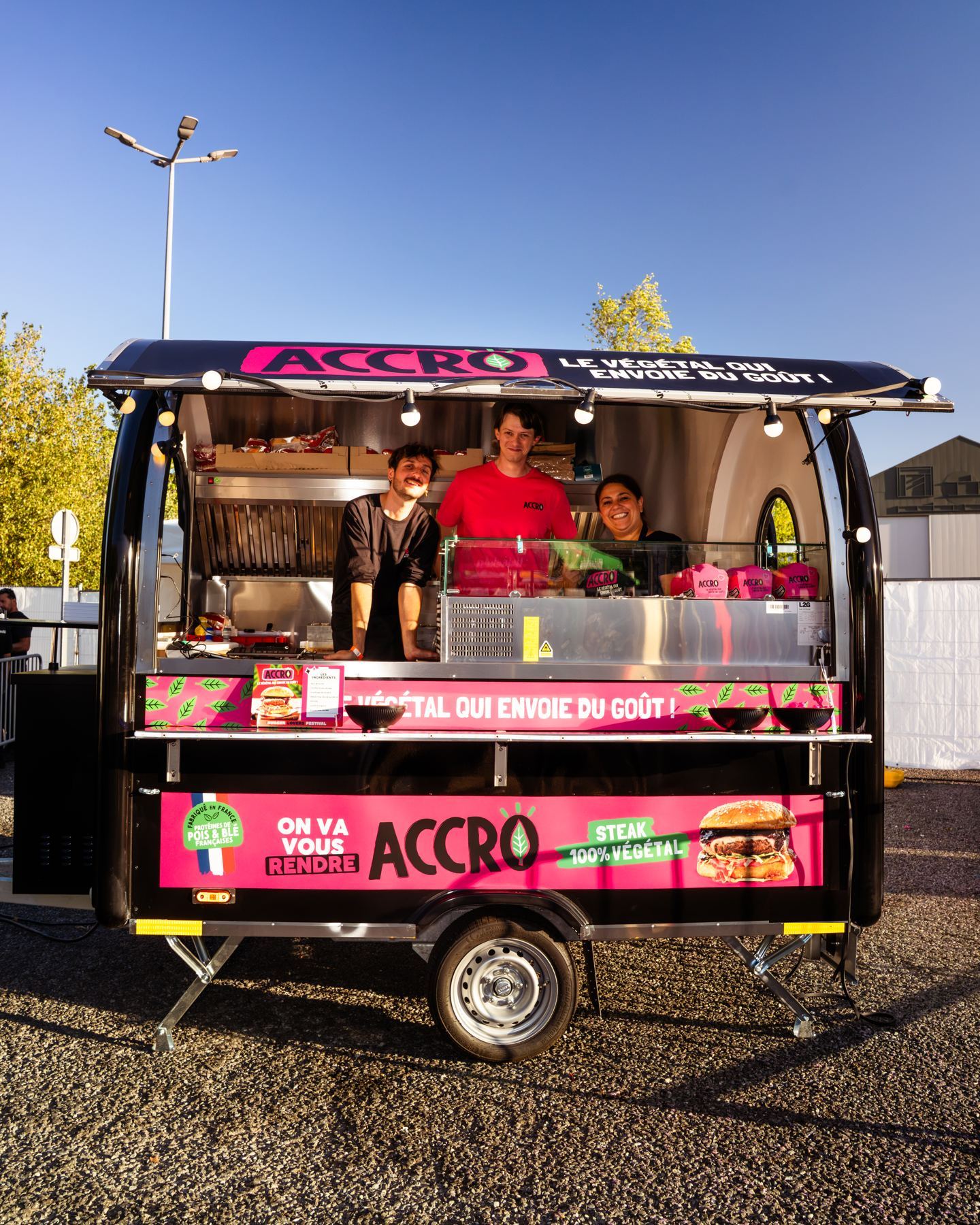 Burgerfoodtrailer van Accro, opgesteld en klaar om te verkopen
