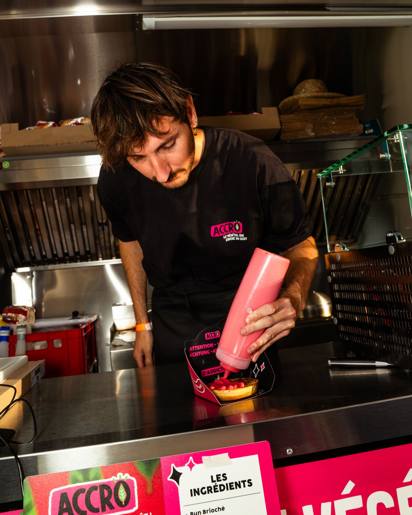 Sauce sur un burger, plan de travail inox d’un food truck