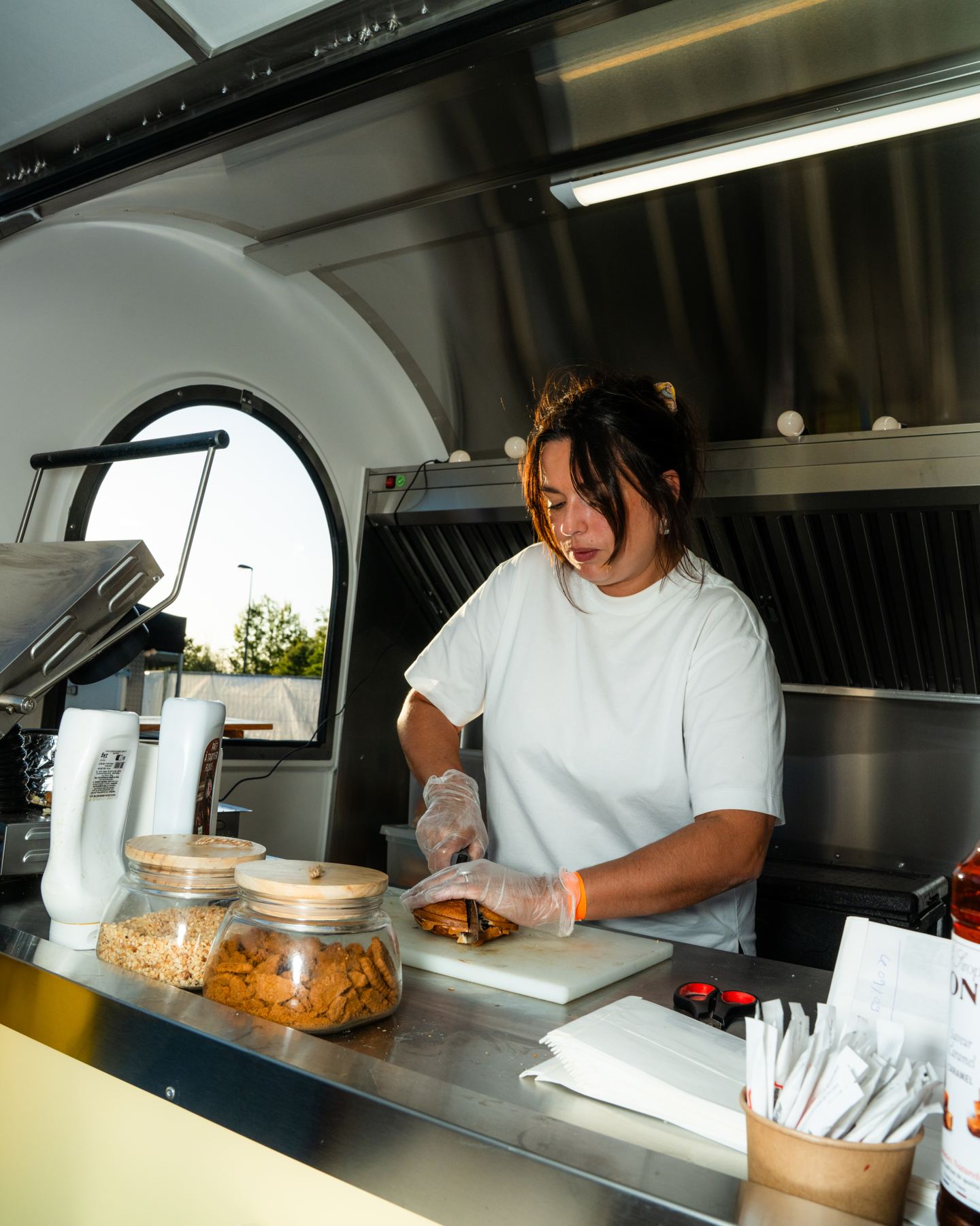 Snijden op het RVS-werkblad van een foodtrailer