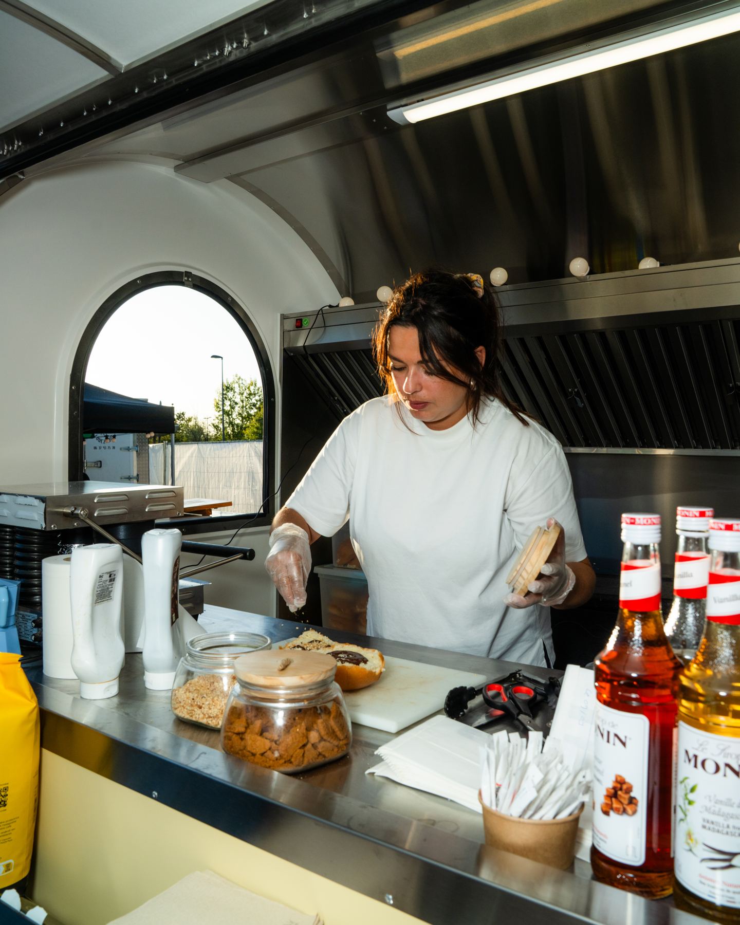 Voorbereiding in de keuken van een foodtrailer