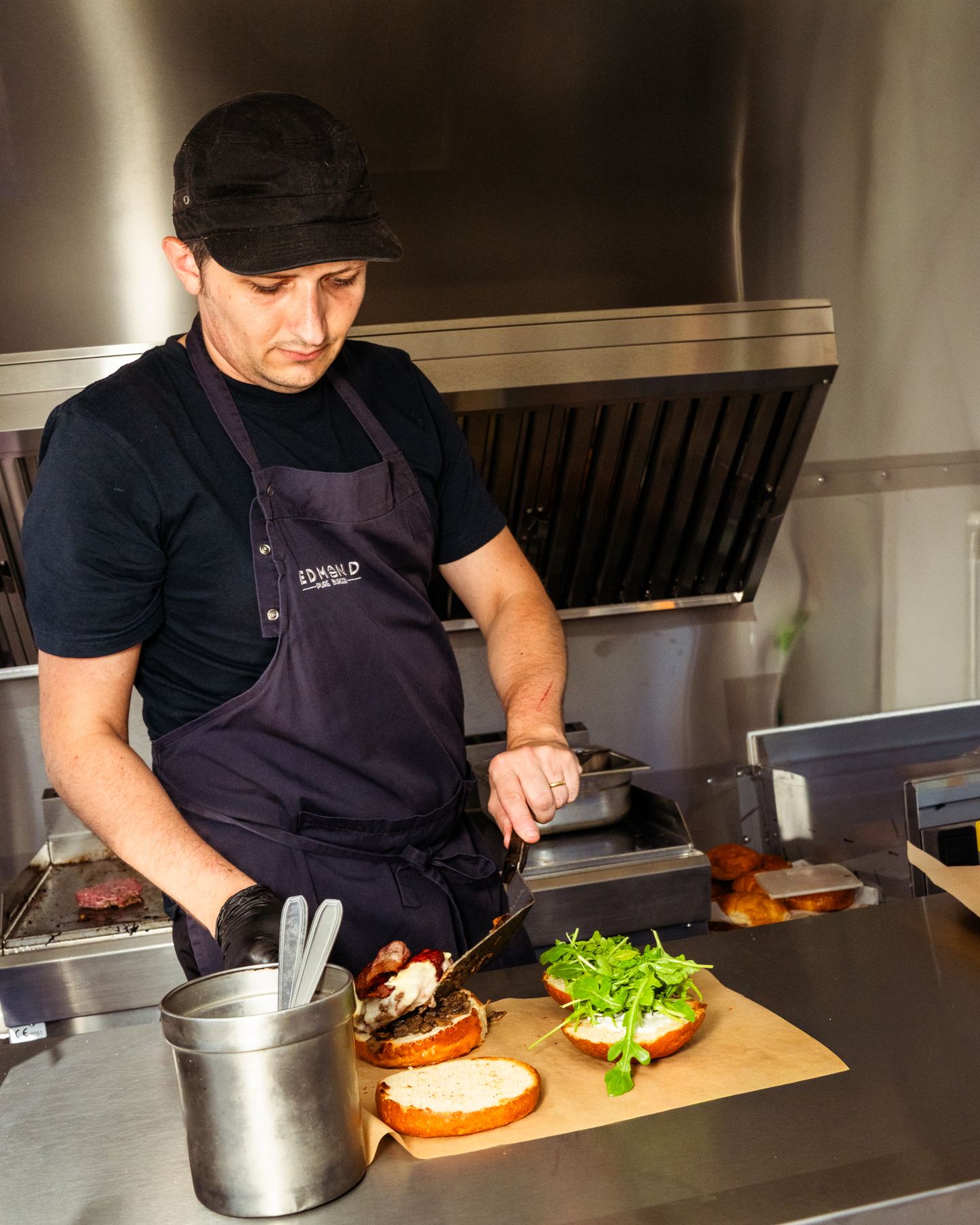 Bakplaat in de foodtruck: hamburgers bakken in de foodtrailer