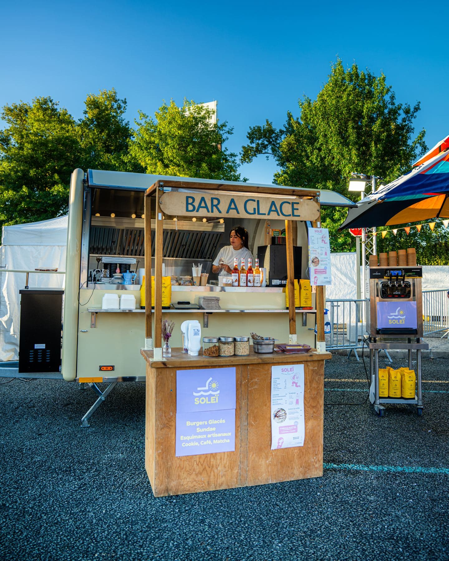IJs foodtruck: de beige ijstrailer Frost van “Bar à glace”, open voor klanten
