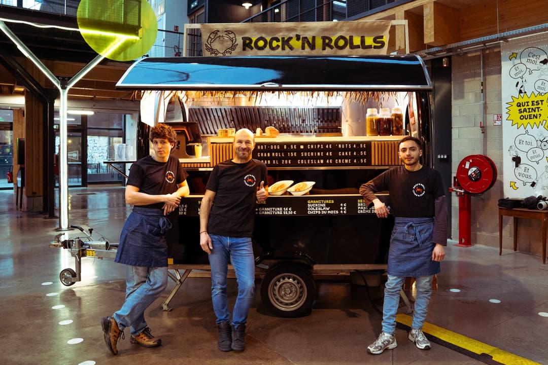 Foodtruck beginnen: het team van Rock’n Rolls voor zijn foodtrailer, in een foodcourt