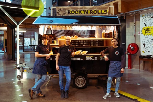 Foodtruck beginnen: het team van Rock’n Rolls voor zijn foodtrailer, in een foodcourt