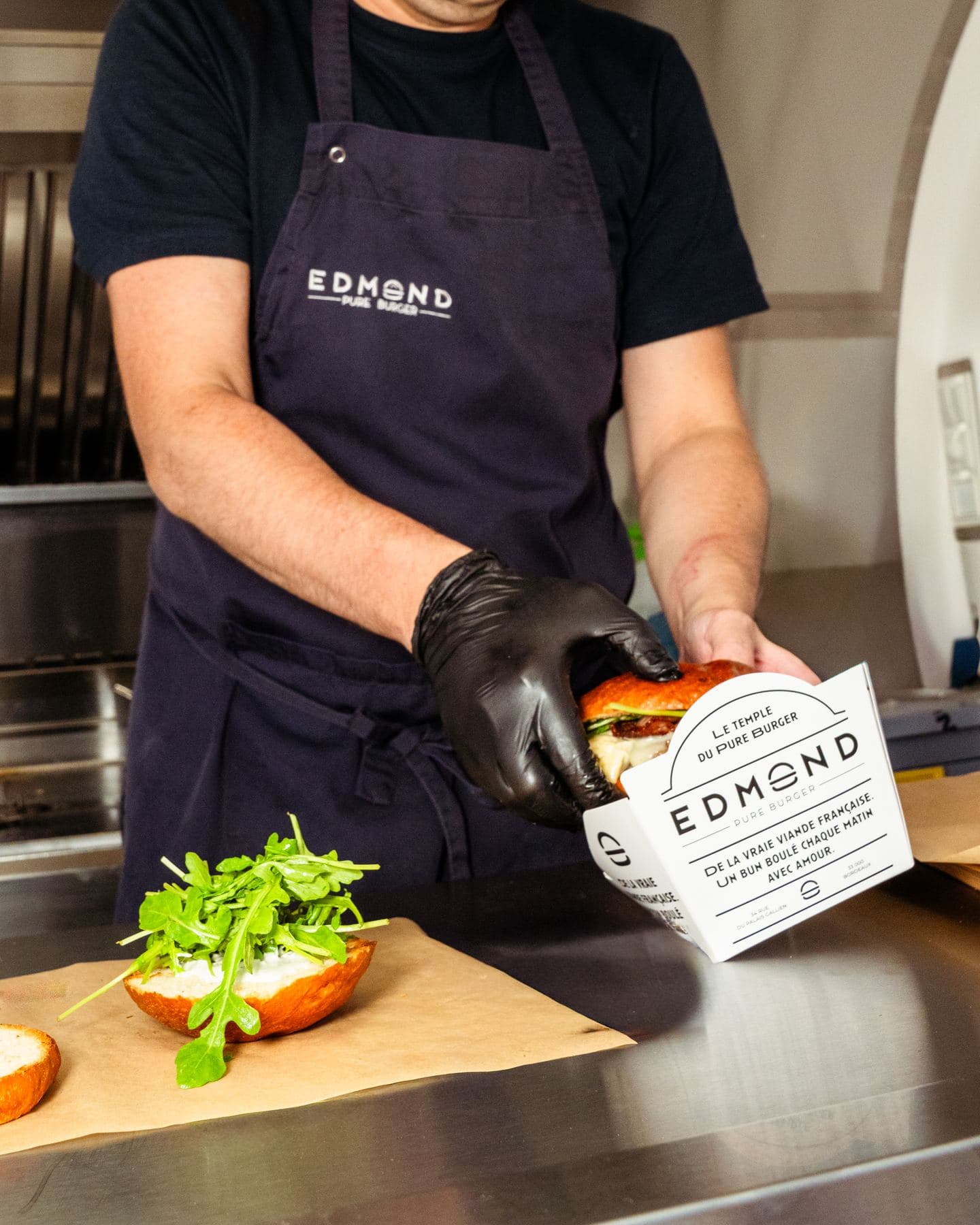 Een burger samenstellen in de keuken van een foodtruck