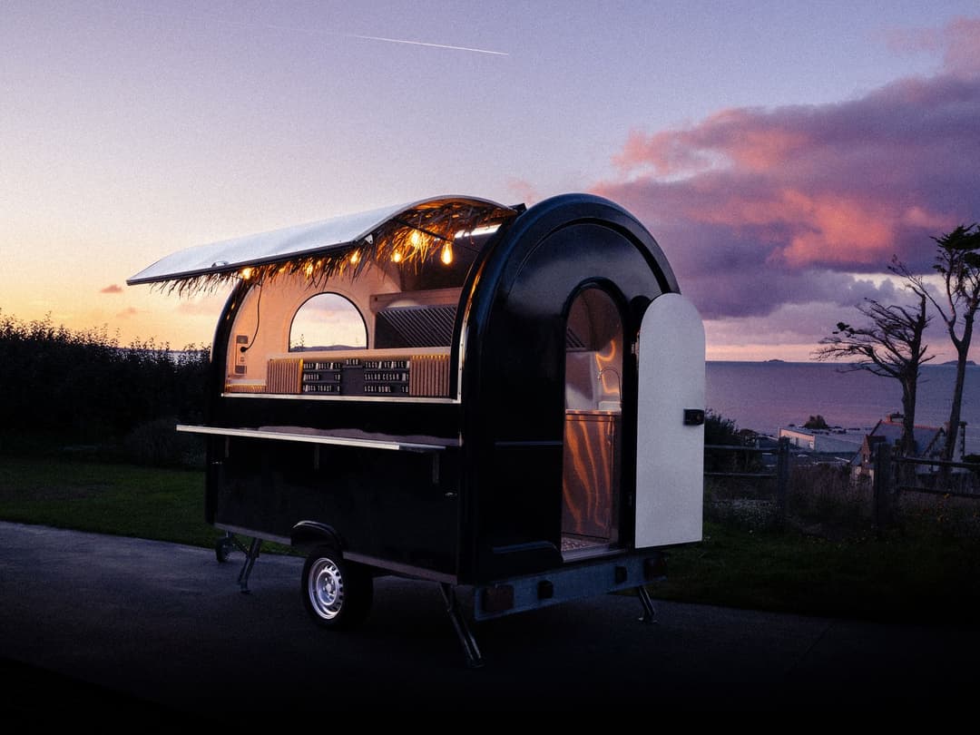 Foodtrailer bij zonsondergang