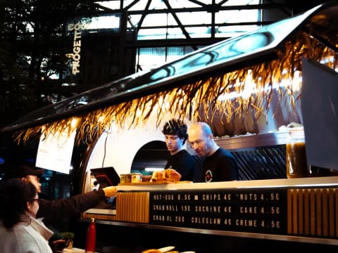 De toonbank van de foodtrailer van Rock’n Rolls