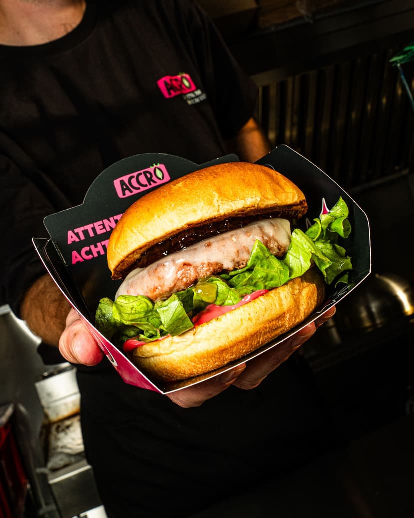 Burger maison servi par le food truck Accro