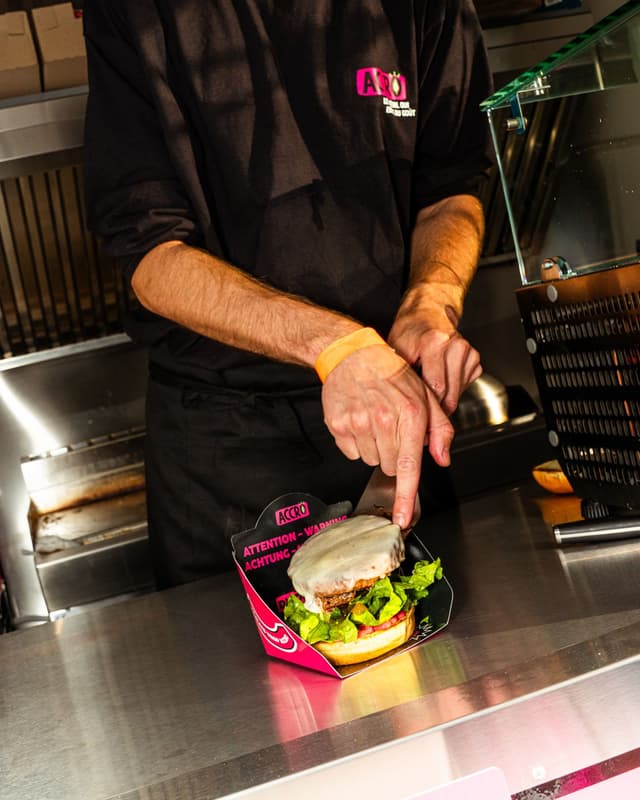 Dressage d’un burger dans la cuisine d’un food truck