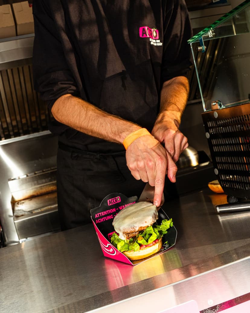 Dressage d’un burger dans la cuisine d’un food truck