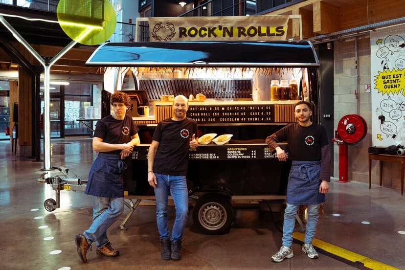 Ouvrir un food truck : l’équipe de Rock’n Rolls devant sa remorque, dans un food court