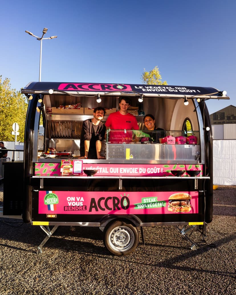 Remorque food truck burger d’Accro, installée pour le service