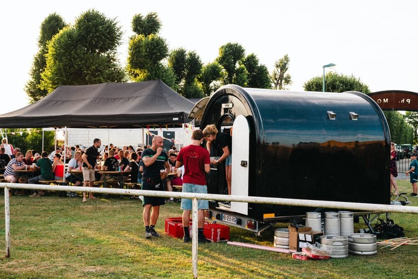 Food truck sur un événement en soirée, invités devant la remorque