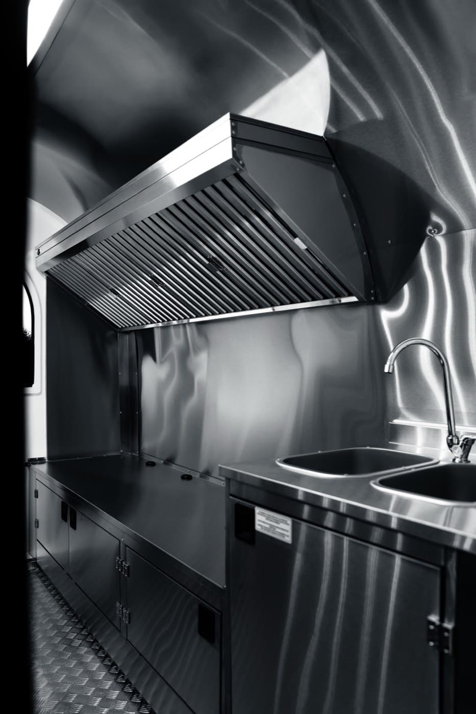 Afzuigkap en RVS-werkbladen in de foodtrailer Chef+