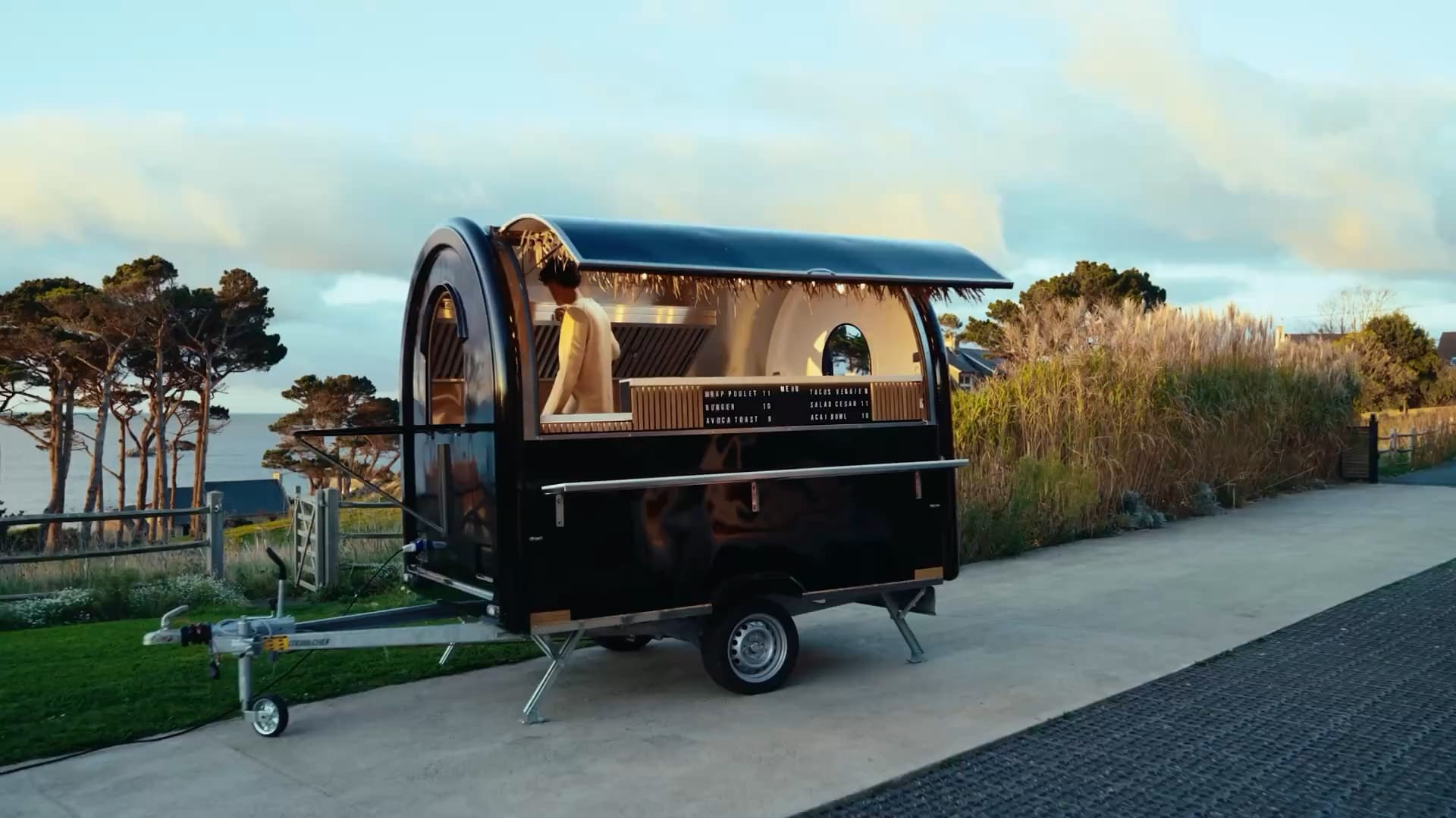 Foodtrailer van Food Truck Store aan zee